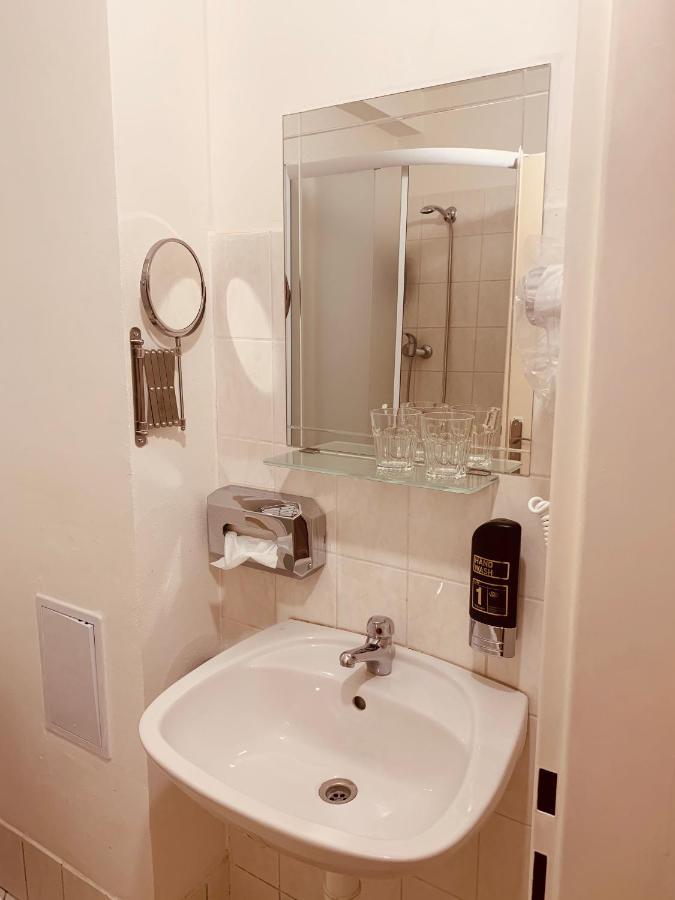 Blue 7 * Prague